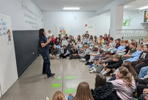 Policjant w szkole w Zakrzewie: lekcja bezpieczeństwa i kaski dla uczniów