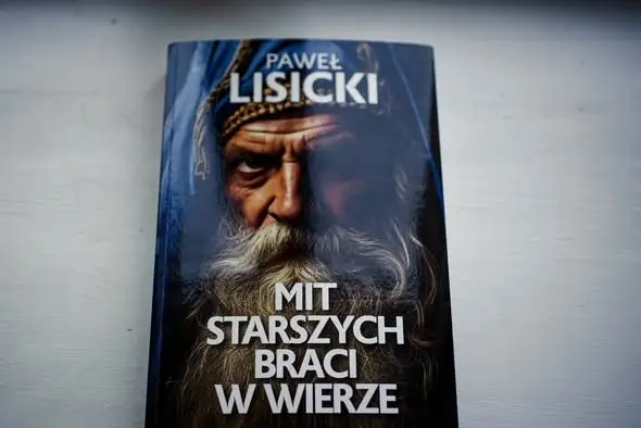 Paweł Walczak i Bartek Krawczyk przekazali książkę Pawła Lisickiego szkolnej bibliotece