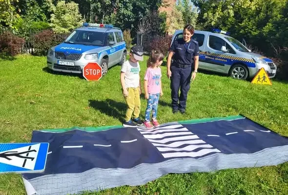 Policjantka i Straż Gminna uczyli przedszkolaków ze Służewa bezpieczeństwa