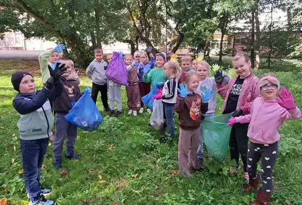 Uczniowie ze szkoły w Zakrzewie posprzątali okolicę w finale 33. Akcji Sprzątanie świata