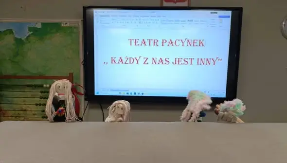 Klasa 3 zamieniła lekcję techniki w teatr pacynek
