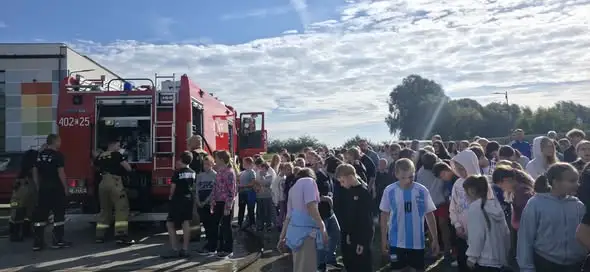 Próbna ewakuacja i spotkanie ze strażakami w szkole w Zbrachlinie