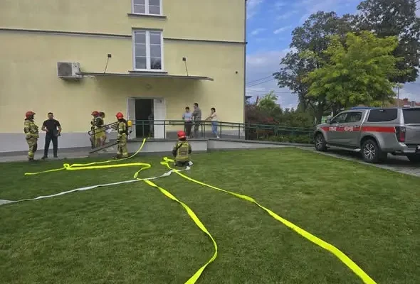Pożar na pierwszym piętrze szkoły w Sędzinie. Ćwiczenia strażackie OSP Zakrzewo i PSP Aleksandrów Kujawski
