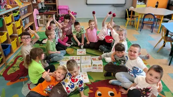 Dzień Jabłka w przedszkolu w Badkowie – dzieci odkrywały tajemnice owoców