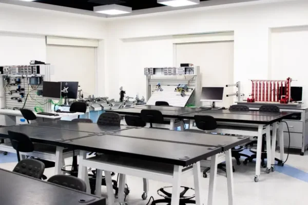 Szkoła w Zakrzewie zyskała nowoczesne laboratorium AI dzięki KPO