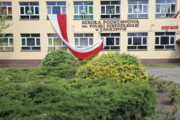 Szkoła w Zakrzewie apeluje do rodziców: uczniowie wchodzą na dach budynku