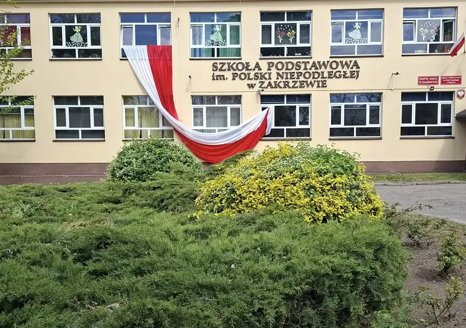 Szkoła w Zakrzewie apeluje do rodziców: uczniowie wchodzą na dach budynku