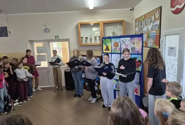 Dzień Chłopaka w szkole w Brudnowie – apel, życzenia i muzyczna niespodzianka
