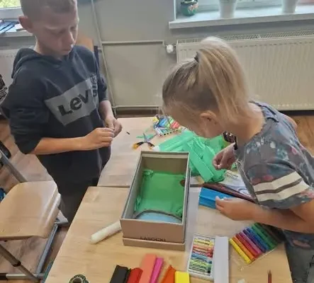 Drugoklasiści z Nieszawy zamknęli „Brzydkie kaczątko” w pudełku po butach