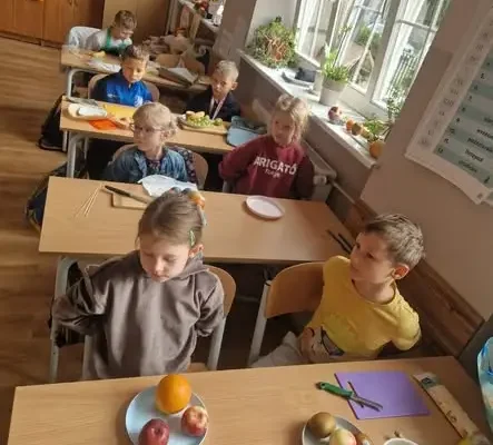 Zdrowo i kolorowo: mali kucharze z Ciechocinka przygotowali owocowe szaszłyki
