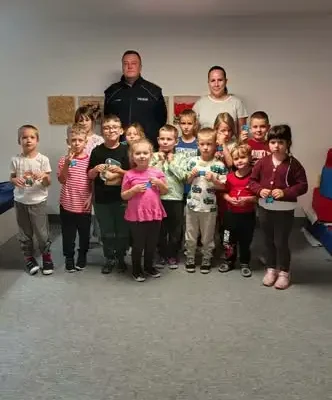 Policjanci odwiedzili uczniów w Badkowie. Dzieci dostały odblaski
