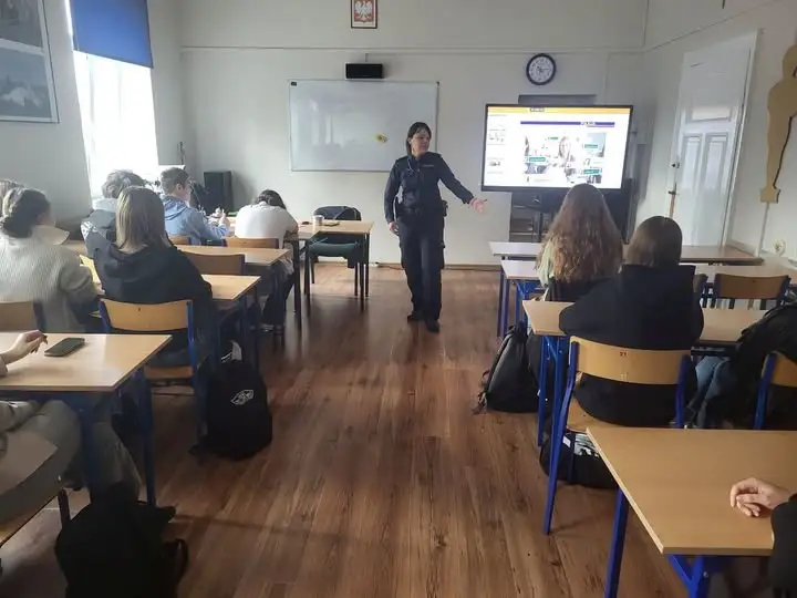 Policja w Ciechocinku uczy licealistów, jak nie hejtować w sieci