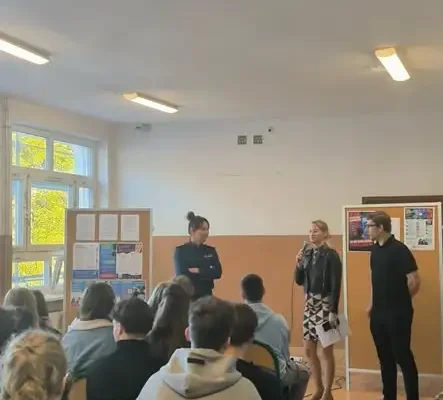 Spotkanie o bezpieczeństwie w ZS1CKP z udziałem policji i pedagoga