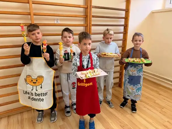 Klasa 2a ze Szkoły Podstawowej nr 3 w Ciechocinku na warsztatach kulinarnych