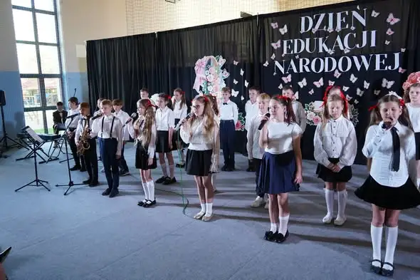 Dzień Edukacji Narodowej w Zbrachlinie – wzruszenia, występy i pożegnanie nauczyciela