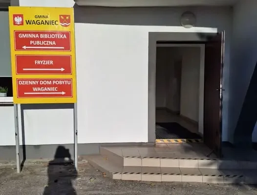Remont schodów w bibliotece w Wagańcu – zmiana wejścia