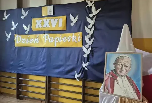 Nieszawa: Dzień Papieski po raz pierwszy w Zespole Szkół – apel, „Barka” i kwiaty pod tablicą