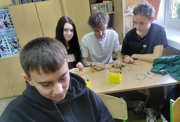 Ósmoklasiści z Brudnowa budowali obwody elektryczne na lekcji fizyki