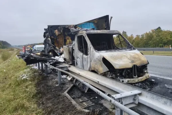 Pożar dostawczego Renault na A1. Kierowca miał cofnięte uprawnienia