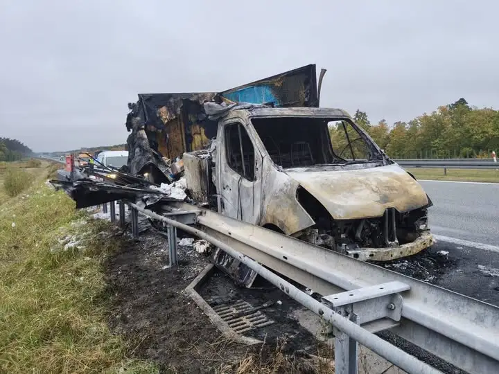 Pożar dostawczego Renault na A1. Kierowca miał cofnięte uprawnienia